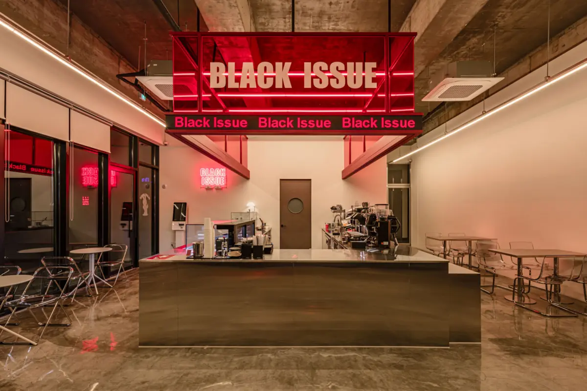 레드 사인이 인상적인 인더스트리얼 카페 인테리어